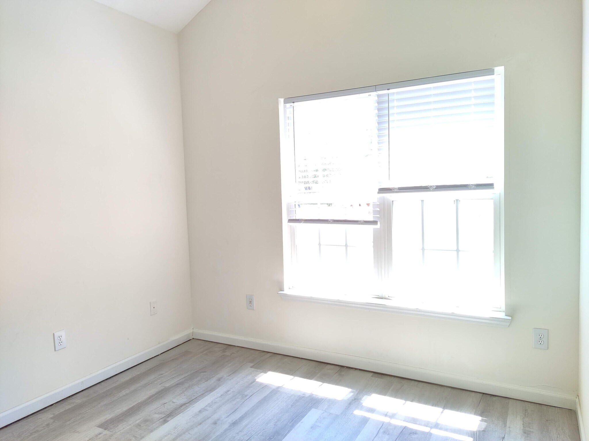 Building Photo - 529 Foxglove Ct