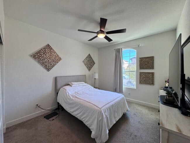Building Photo - Elegant 4 Bedroom, 4.5 Bathroom Home with ...
