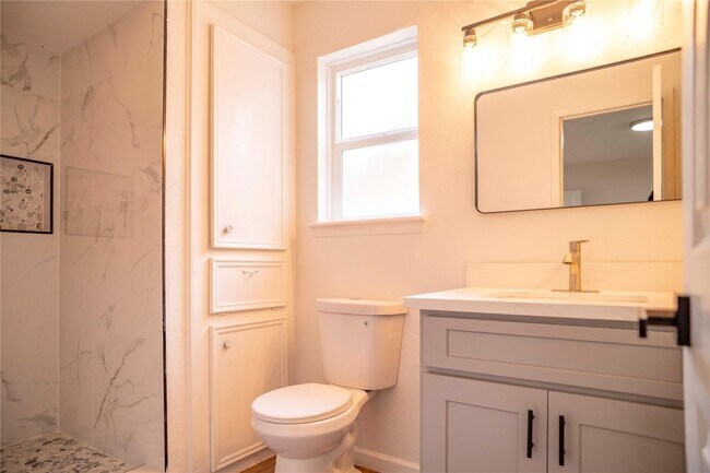 Building Photo - 9214 Woodland Oaks Dr