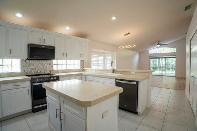 Building Photo - 1613 Crown Hill Blvd