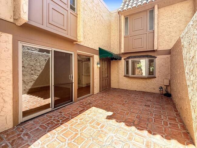Building Photo - 285 Casitas Bulevar