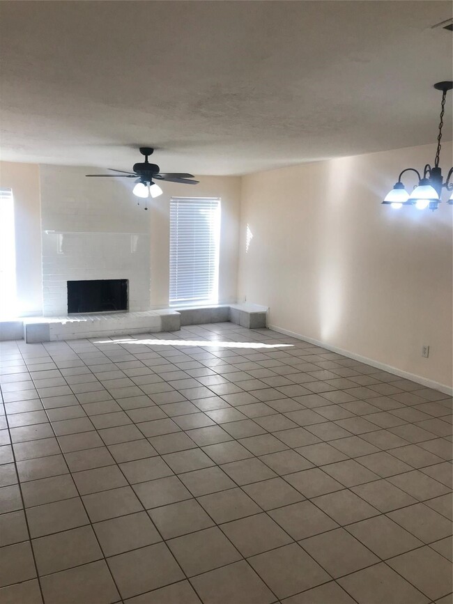 Building Photo - 8646 Maplecrest Dr
