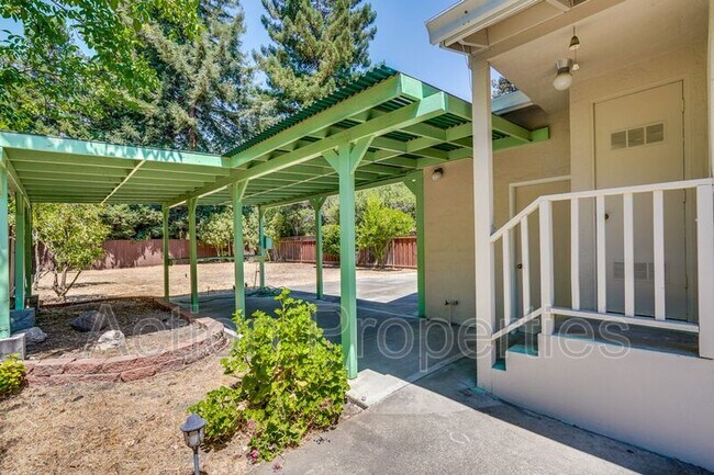 Building Photo - 67 Holbrook Ln
