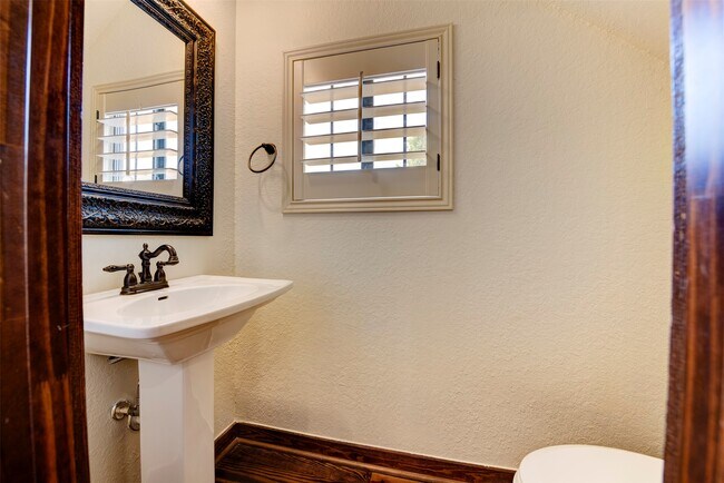 Building Photo - 1426 W 21st St