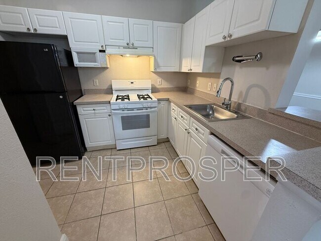 Building Photo - 3379 S Kirkman Rd