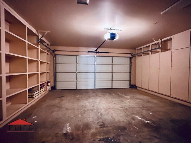 Building Photo - BEAUTIFUL HERITAGE HOME AVAILABLE NOW!