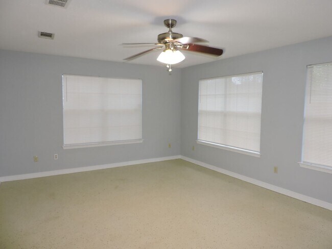 Building Photo - Convenient to interstate, schools & shopping!