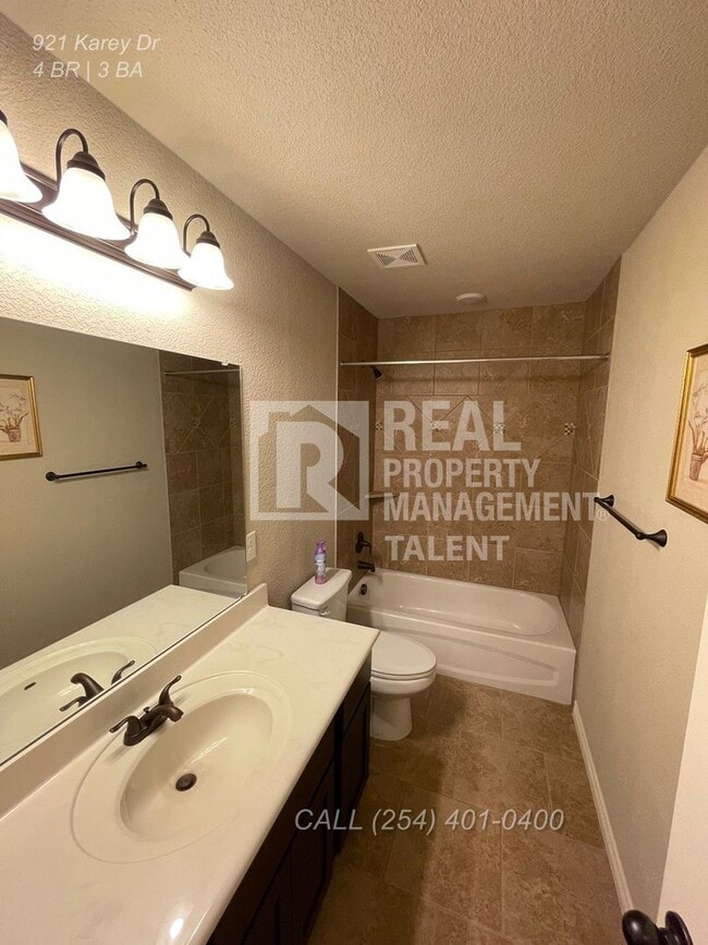 Building Photo - 921 Karey Dr