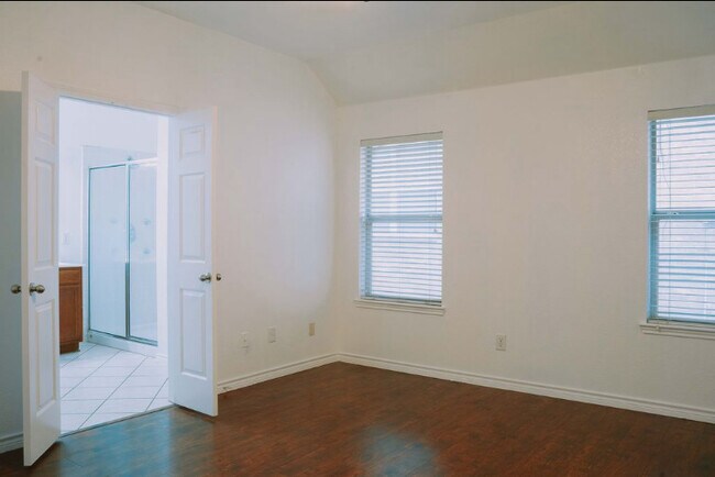 Building Photo - 614 Valencia Dr