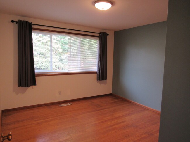 Building Photo - $1,000 Off for First Month's Rent!!! Lawnc...