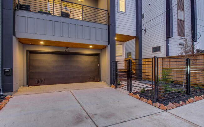 Building Photo - 2315 Sherwin St