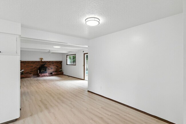 Building Photo - Refreshed 3 Bedroom Ranch In NE Portland