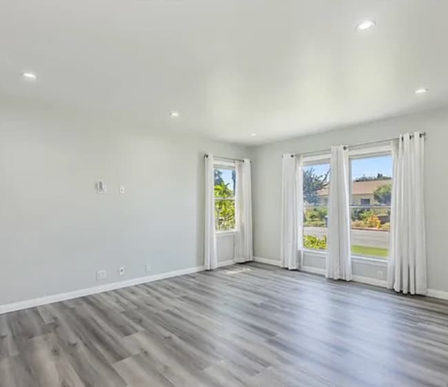 Building Photo - BEAUTIFUL 2 BEDROOM 2 BATH HOME