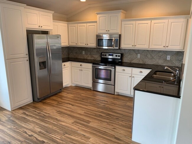 Building Photo - VERY NICE! 2/2/2