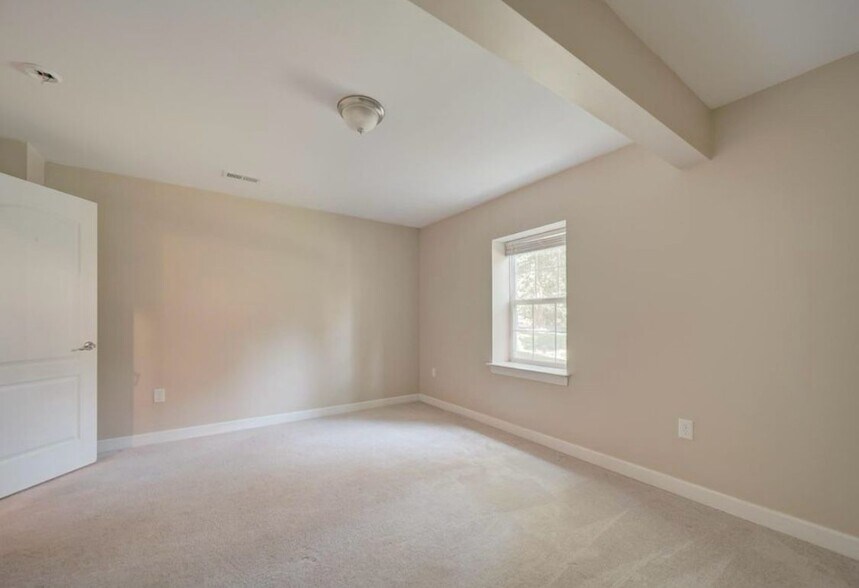 Building Photo - 18413 Cedar Dr