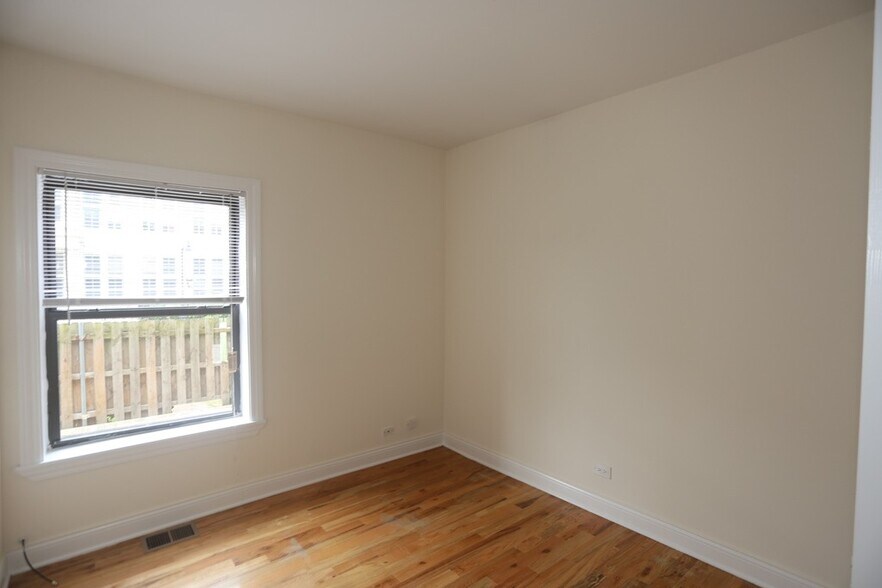 Building Photo - 832 W Waveland Ave