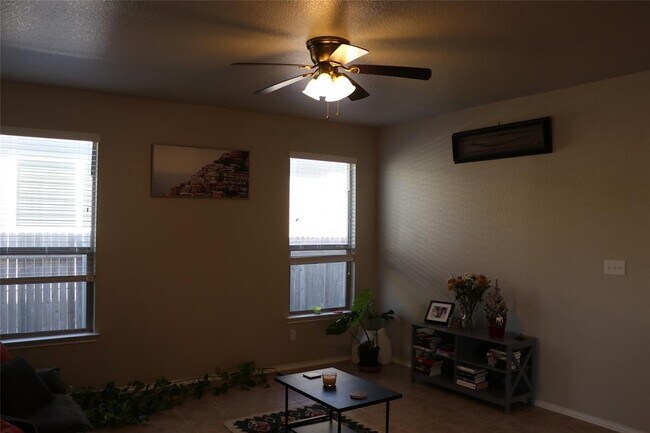 Building Photo - 321 Parrot Tulip View