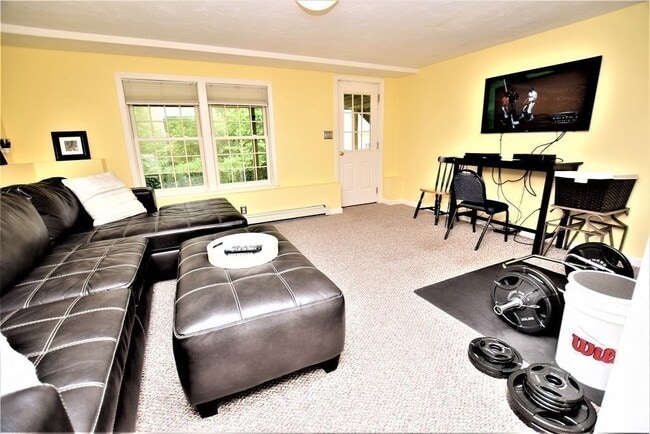 Building Photo - 398 Davis St