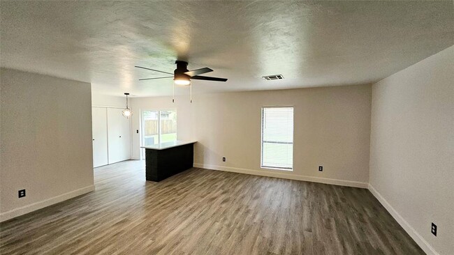 Building Photo - 1802 Vanessa Dr