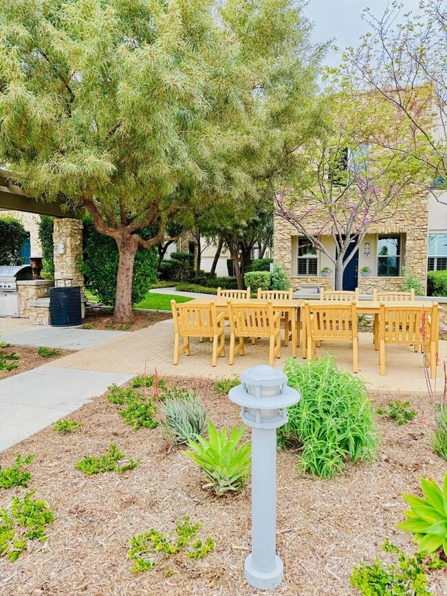 Building Photo - $3995.00 / 1600 sq.ft - 3 bdrm/2.5 bth Van...