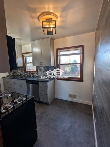 Building Photo - 5820 43rd Ave S