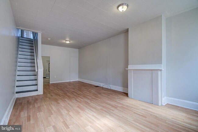 Building Photo - 2069 E Monmouth St