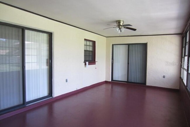 Building Photo - 2200 Oakview Cir