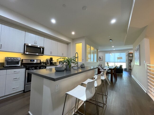 Building Photo - 14107 W Monroe Pl