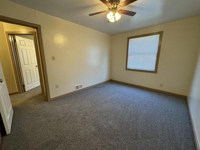 Building Photo - 271 Oak Dr