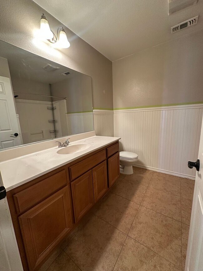 Building Photo - Welcome to this 4 bed 2 bath home!