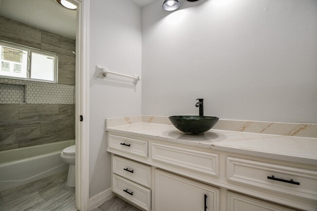 Building Photo - 14938 Mesita Dr