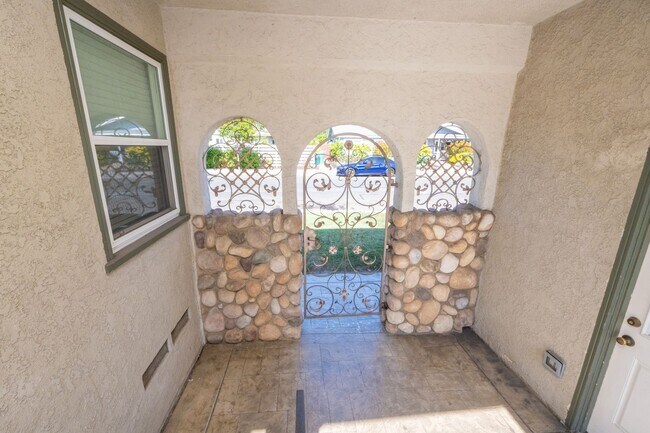Building Photo - 3BR/2BA home with bonus room & additional ...