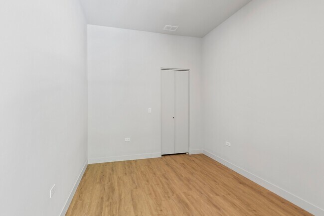 Building Photo - Luxurious West Loop Mid Rise! High End Finishes & Outstanding Amenities! Ready 5/1!