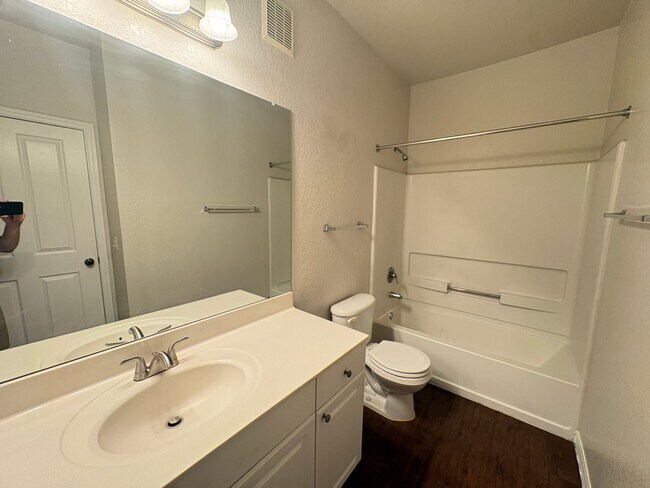 Building Photo - 6016 Hemingway Cir