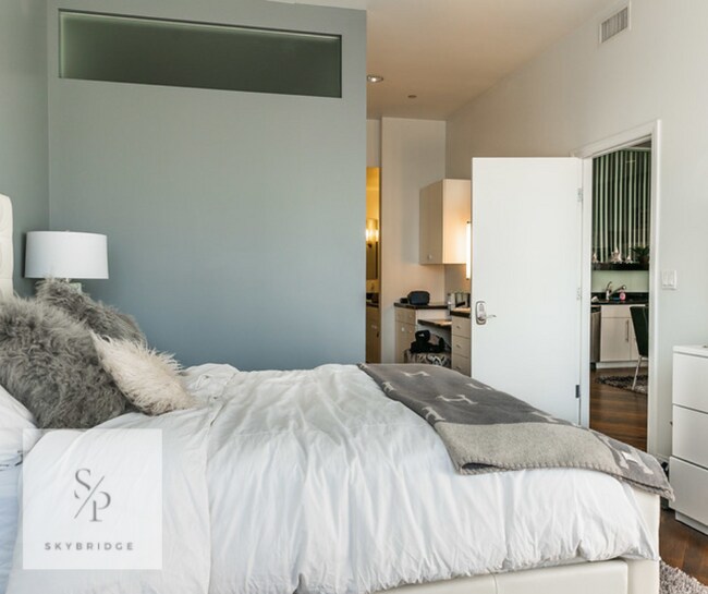 Building Photo - "Luxurious 2-Bedroom Furnished Condo with Scenic Views & Pool at 1100 Wilshire!"