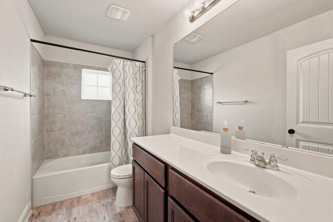 Building Photo - Spacious 6 Bedroom with Media Room!