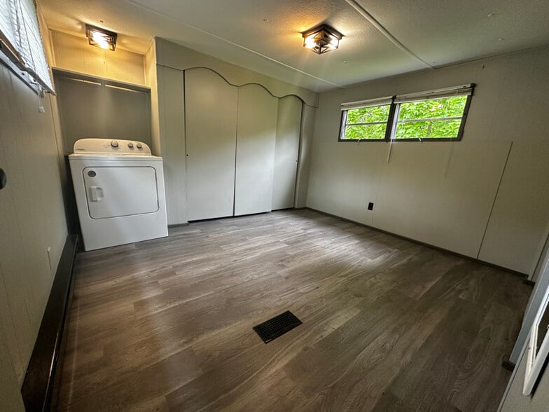 Building Photo - 962 NY-29A