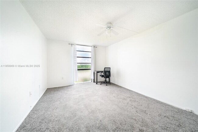 Building Photo - 2500 NE 135th St