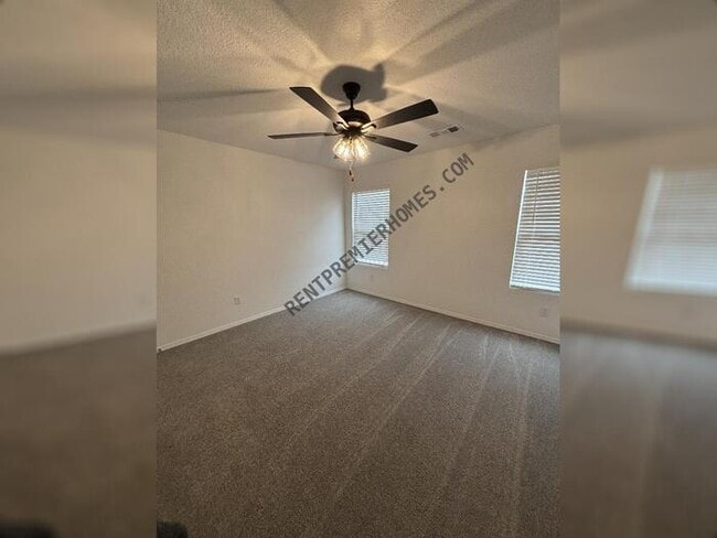 Building Photo - 34-10 10 Point Ln