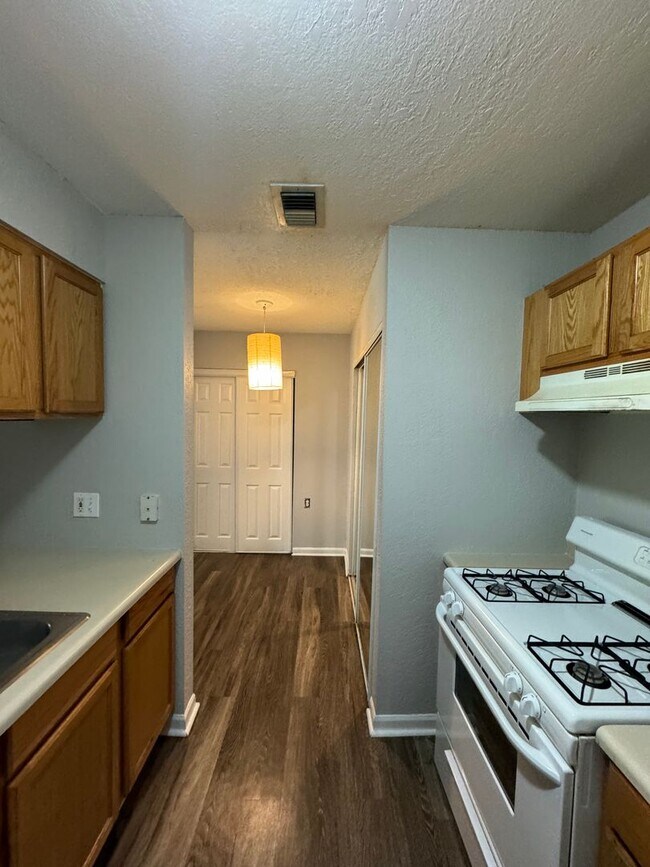 Building Photo - Come See This Beautiful Remodeled 2 Bed 1 Bath Condo in Mystic Woods! Available Now!