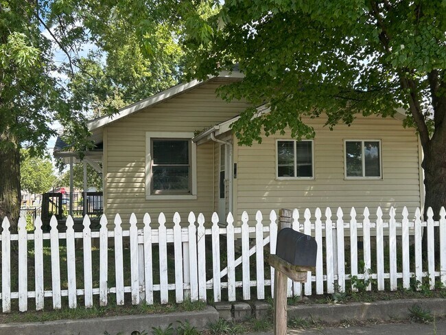 Primary Photo - 2 Bedroom House-Available Now!