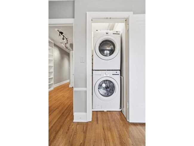 Building Photo - 3540 Irving Ave S