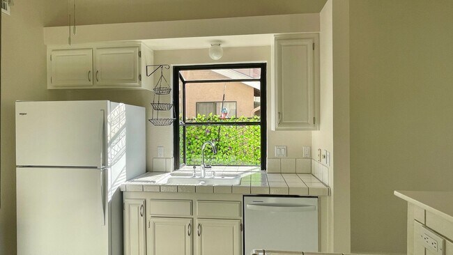 Building Photo - Exceptional 3 Bdrm, 2 Ba, Single Story Hom...