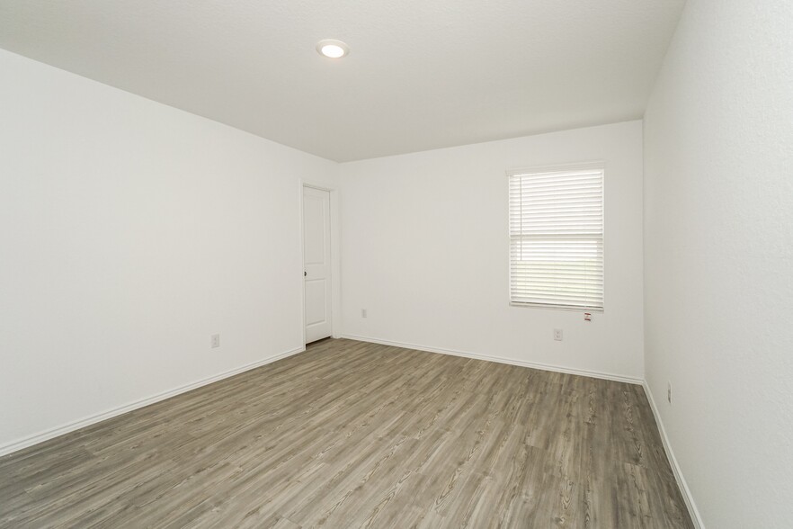 Building Photo - 5790 Companion Lp