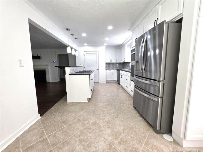 Building Photo - 216 Country Club Dr