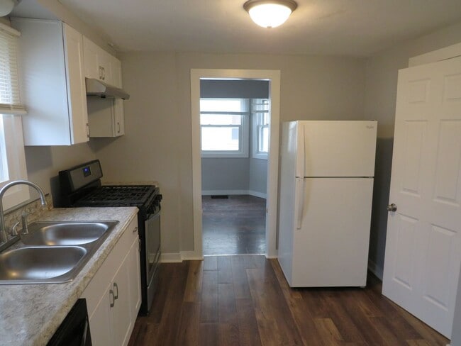 Building Photo - New listing 3 Bedroom Home!!