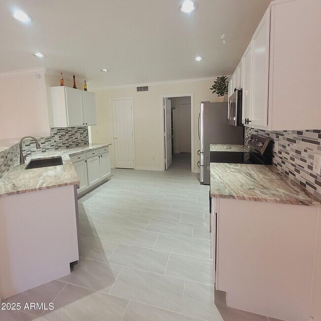 Building Photo - 2210 E Paraiso Dr