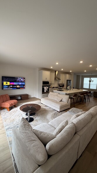 2nd floor living room(shared) - 9626 Killenney Pl