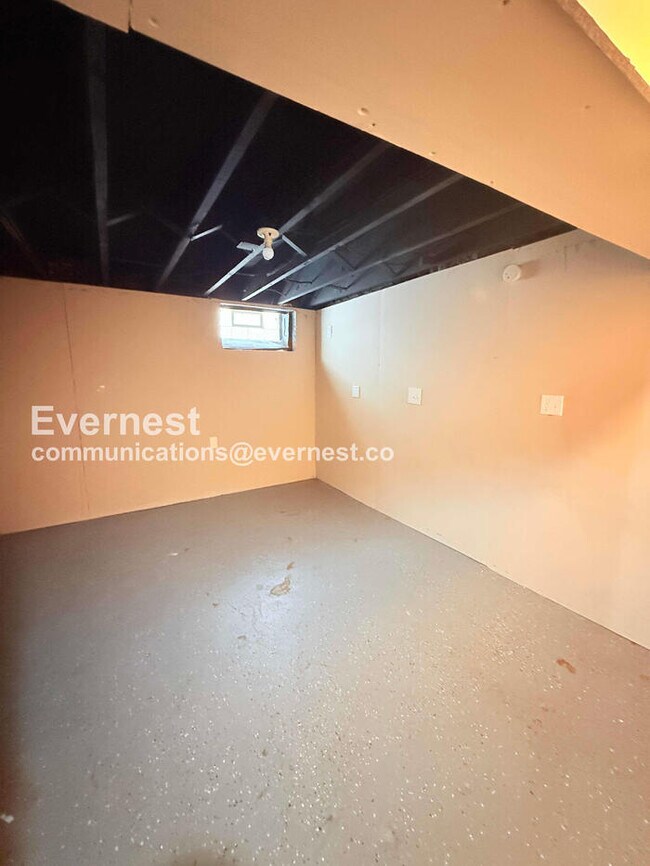 Building Photo - 15472 Lauder St