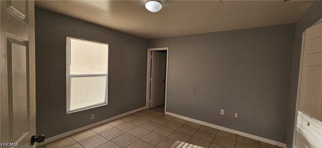 Building Photo - 401 SE 24th Ave
